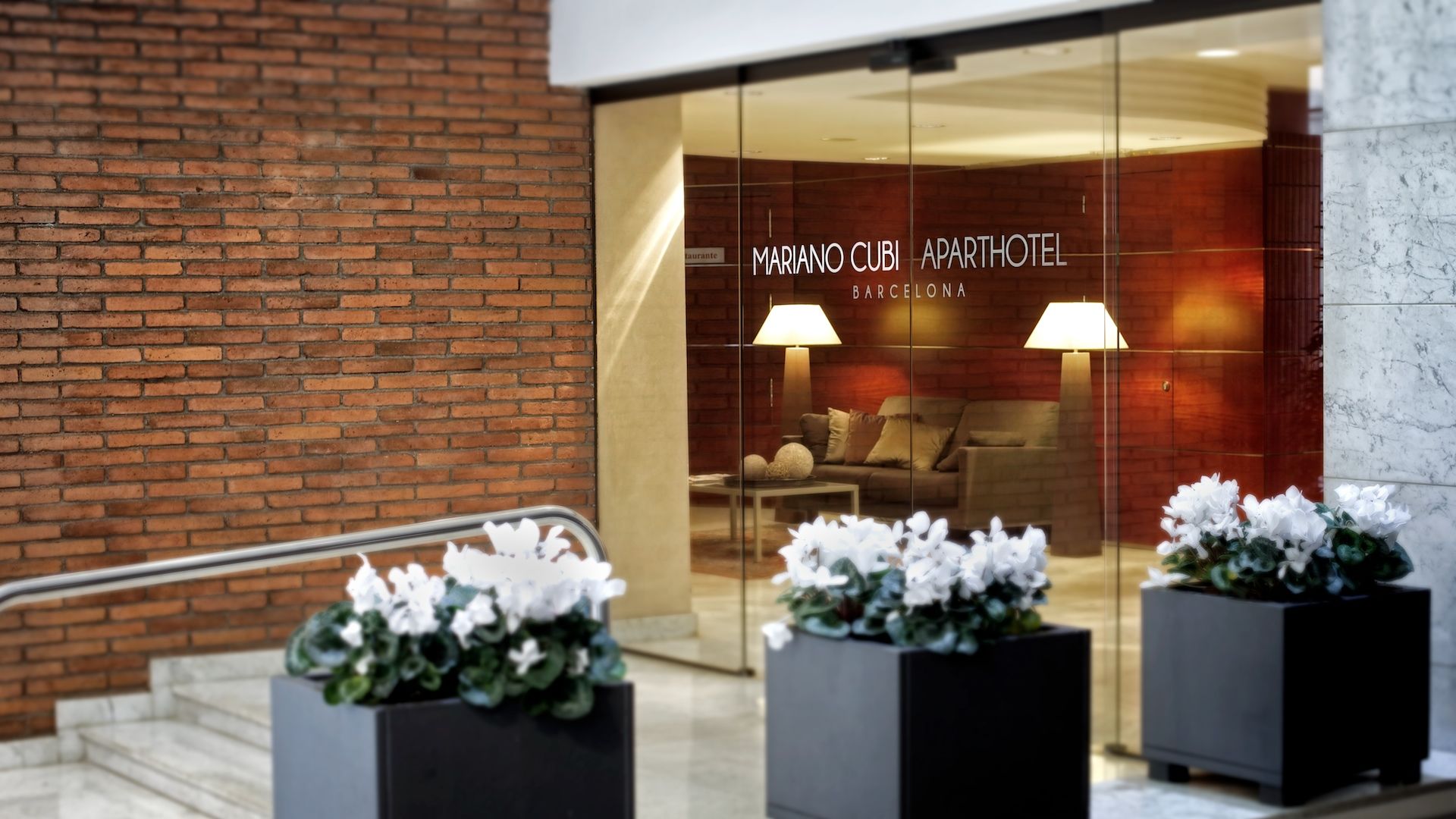 Aparthotel Mariano Cubi Барселона Екстериор снимка
